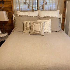 Beautiful queen linen bedding